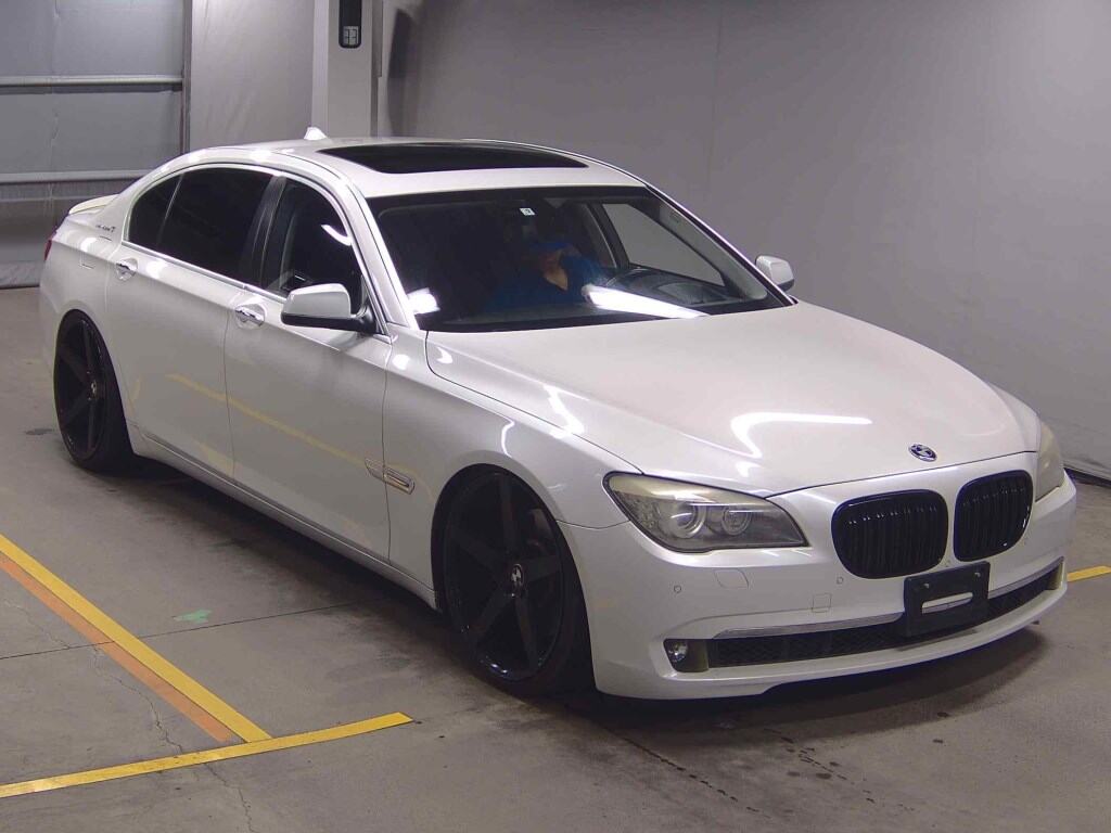BMW 7 Series 2010 - Image 2