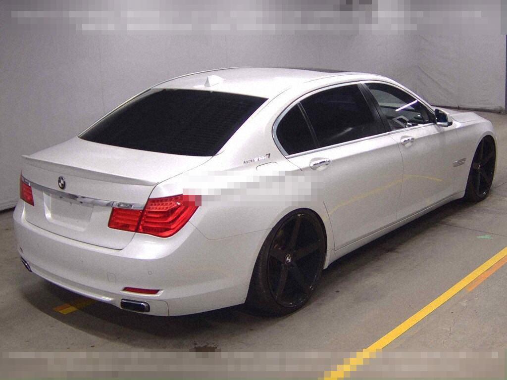 BMW 7 Series 2010 - Image 6