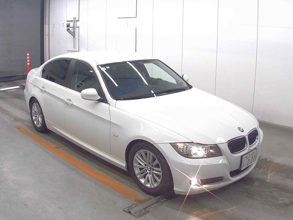 BMW 3 Series 2011 - Image 2