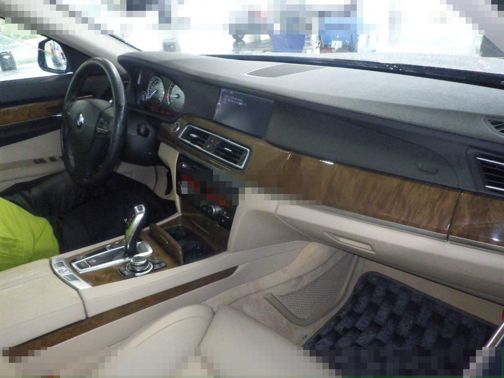 BMW 7 Series 2010 - Image 4