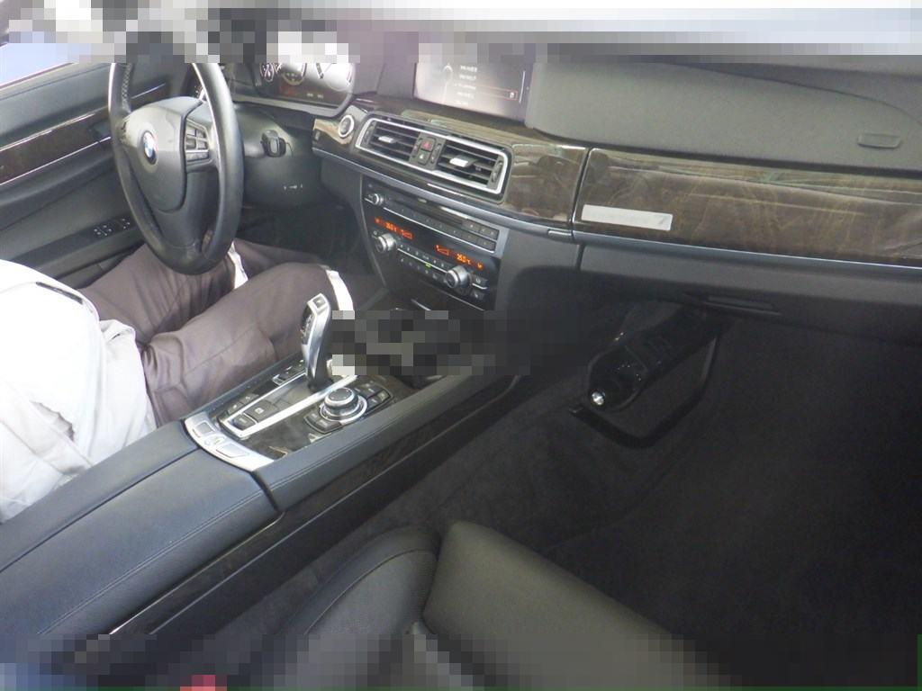 BMW 7 Series 2011 - Image 4