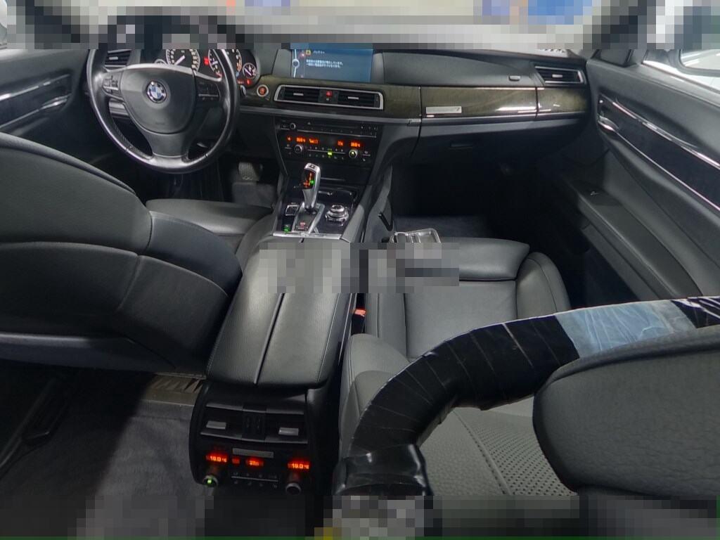 BMW 7 Series 2010 - Image 4